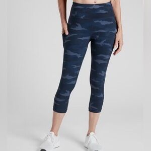 EUC Athleta Ultimate Stash Pocket Camo Capri Leggings Pants Blue Size S